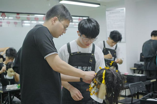 成都真人實(shí)操美發(fā)學(xué)校